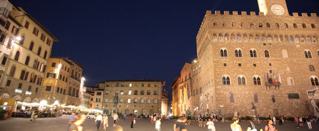 Plaza de la Señoría con multitud de gente en Florencia.