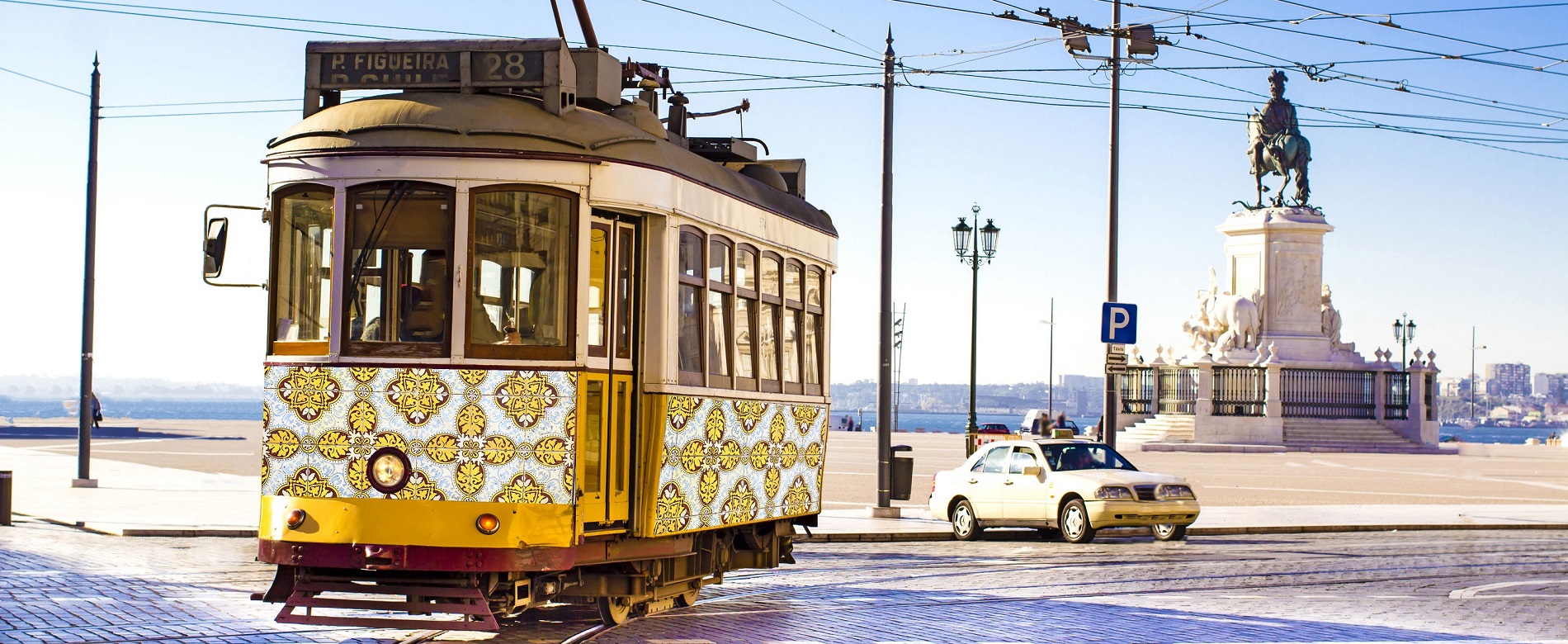 Vista de una calle con el tranvía en Lisboa.