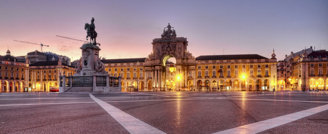 Plaza del Comercio con la estatua ecuestre de José I en Lisboa.