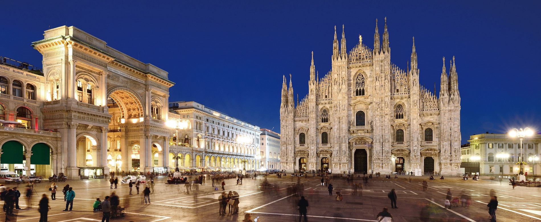 La Piazza del Duomo donde se aprecia la Catedral en Milán.
