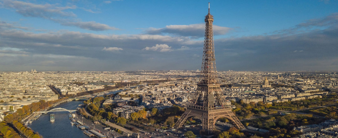 Vista aérea de París donde se aprecia la Torre Eiffel.
