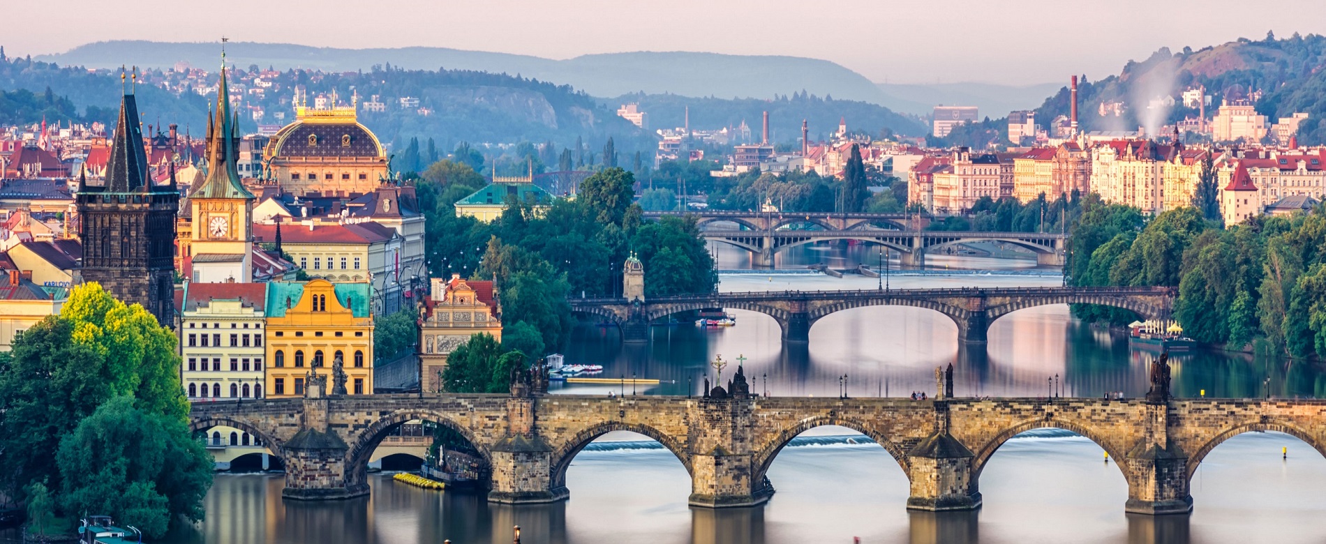 Puentes de Praga atravesando el río Moldava.