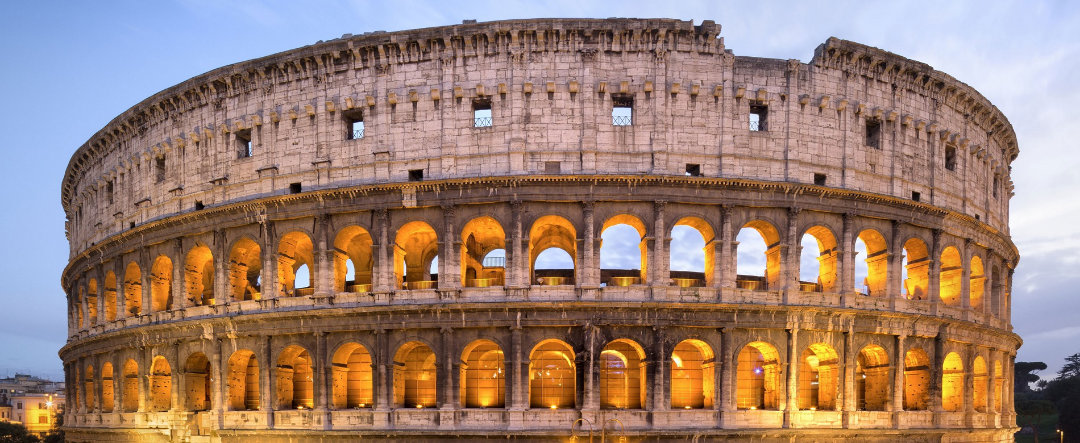 Vista frontal del Coliseo en Roma.