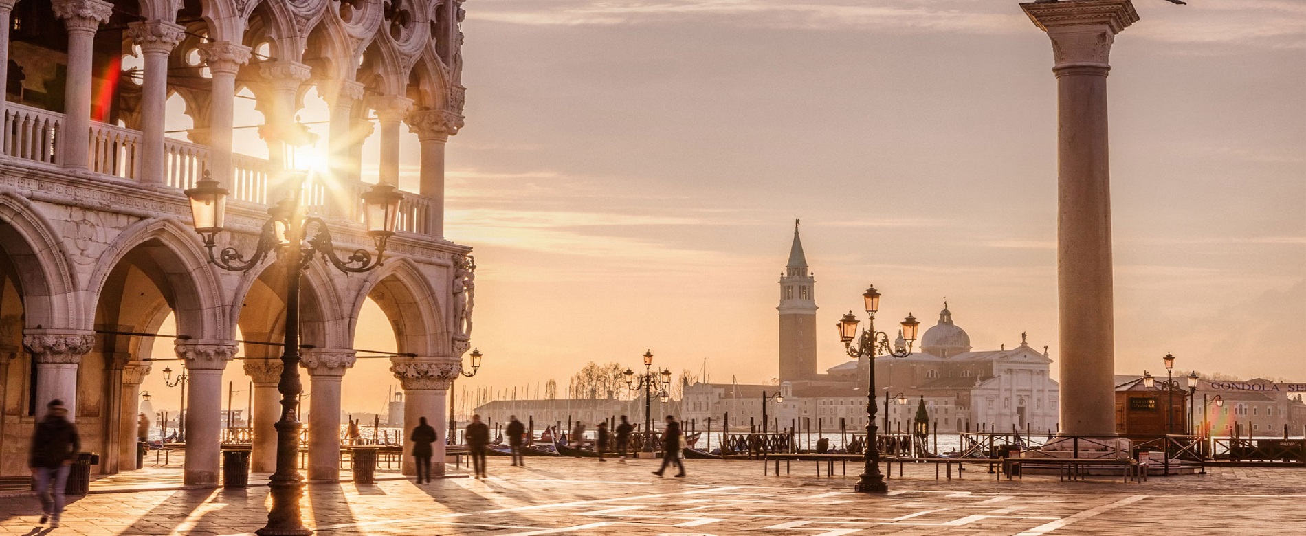 Plaza de san Marcos con farolas y la columna de San Marcos en Venecia.