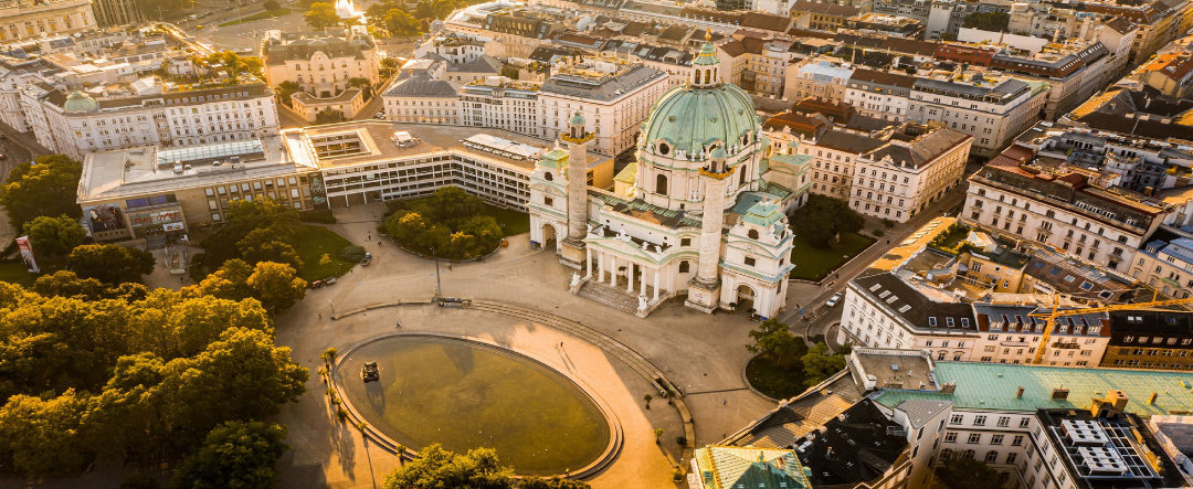 Vista aérea donde se aprecia la iglesia de San Carlos Borromeo con una imponente cúpula en Viena.