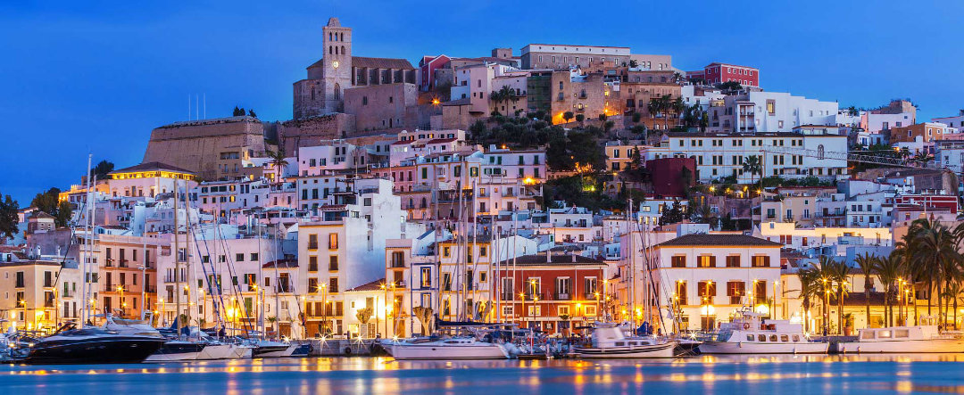 Panorámica nocturna de Ibiza desde el mar.