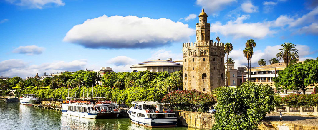 Panoramic view with the Guadalquivir and the Torre del Oro.